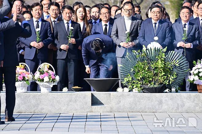 [김해=뉴시스] 차용현 기자 = 23일 오전 더불어민주당 정청래 대표와 당 지도부가 경남 김해시 봉하마을 고 노무현 전 대통령 묘역을 찾아 참배를 하고 있다. 2026.03.23. con@newsis.com