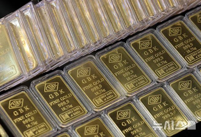 [서울=뉴시스] 이영환 기자 = 중동 전쟁에 대표 안전 자산인 금값이 오르고 있는 3일 오후 서울 종로구 귀금속 상가에 골드바가 진열되어 있다. 2026.03.03. 20hwan@newsis.com