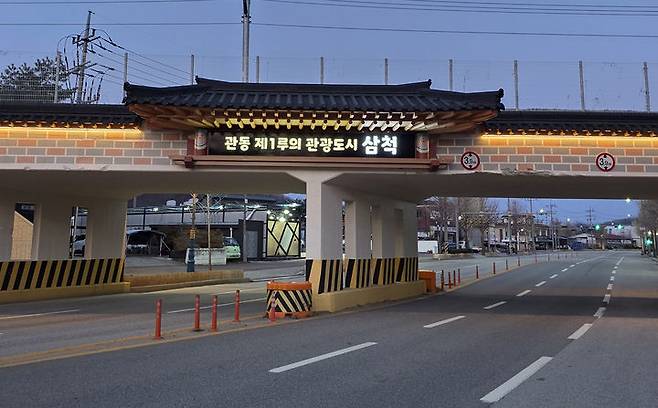 지난 22일 경관조형물 설치가 마무리된 삼척 사직교 전경.(사진=삼척시 제공) *재판매 및 DB 금지