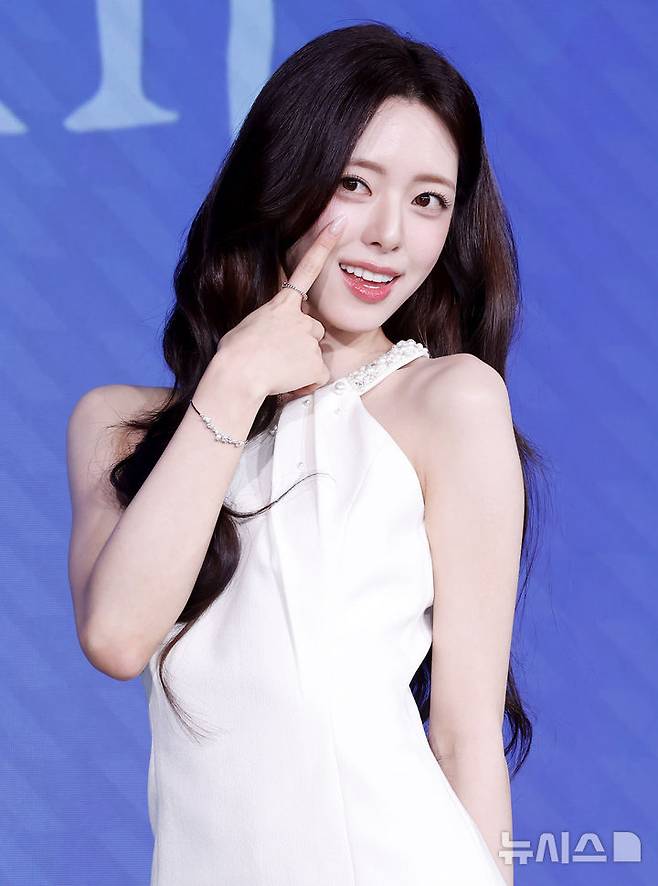 [서울=뉴시스] 김혜진 기자 = 그룹 있지 유나가 23일 오후 서울 광진구 풀만 앰버서더 서울 이스트폴에서 열린 솔로 데뷔 앨범 '아이스크림' 발매 기념 기자간담회에서 포인트안무를 선보이고 있다. 2026.03.23. jini@newsis.com