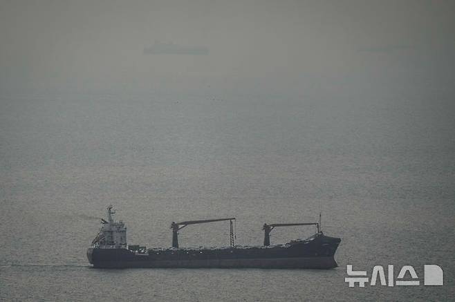 [AP/뉴시스] 22일 화물선 한 척이 호르무즈해협 바로 위쪽의 페르시아만 내 아랍에미리트연합 수역에 정박해있다