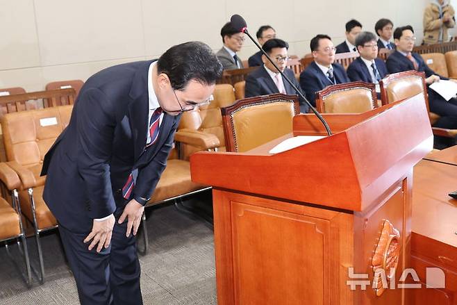 [서울=뉴시스] 김금보 기자 = 박홍근 기획예산처 장관 후보자가 23일 오전 서울 여의도 국회에서 열린 재정경제획위원회의 인사청문회에서 인사말을 마친 뒤 인사를 하고 있다. 2026.03.23. kgb@newsis.com