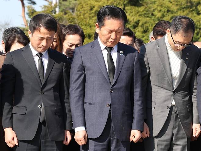 정청래 대표, 봉하마을서 묵념 정청래 대표, 봉하마을서 묵념 (김해=연합뉴스) 박영민 기자 = 더불어민주당 정청래(가운데) 대표가 23일 오전 경남 김해시 진영읍 봉하마을 노무현 전 대통령 묘역을 참배하며 묵념하고 있다. 2026.3.23 ymp@yna.co.kr (끝) <저작권자(c) 연합뉴스, 무단 전재-재배포, AI 학습 및 활용 금지>