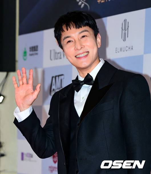 [OSEN=지형준 기자] 10일 오후 서울 용산 서울드래곤시티에서 2025 서울국제영화대상 시상식이 열렸다.지난 2012년 '스타의 밤 – 대한민국 톱스타상 시상식'으로 시작해 올해로 13회째를 맞이한 이번 시상식은 2024년 8월부터 2025년 11월까지 개봉된 영화와 OTT 플랫폼을 통해 방영된 작품들을 대상으로, 공정하고 엄격한 심사를 통해 선정된 감독과 배우들에게 시상을 하는 명실상부 올 한 해를 총결산하는 영화인들의 축제다.가수 신화 김동완이 포즈를 취하고 있다. 2025.12.10 /jpnews@osen.co.kr