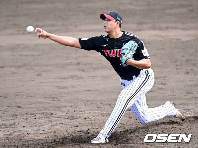 [OSEN=오키나와(일본), 최규한 기자] 1일 일본 오키나와 구시가와 야구장에서 프로야구 KT 위즈와 LG 트윈스의 연습경기가 열렸다.이날 경기에서 KT는 오원석, LG는 요니 치리노스를 선발로 내세웠다.6회말 마운드에 오른 LG 투수 정우영이 힘차게 공을 뿌리고 있다. 2026.03.01 / dreamer@osen.co.kr