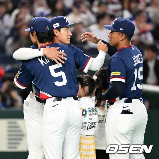 [OSEN=도쿄(일본), 손용호 기자] 7일 일본 도쿄돔에서 2026 월드베이스볼클래식(WBC) 조별리그 C조 대한민국과 일본의 경기가&nbsp;열렸다.한국은 잠수함 고영표, 일본은 좌완 기쿠치 유세이를 선발로 내세웠다. WBC에서 2006년 4강, 2009년 준우승을 차지한 한국은 이후 3개 대회(2013년, 2017년, 2023년)에서 연달아 1라운드를 통과하지 못하고 있다. 이번 대회에서는 8강 토너먼트 복귀를 목표로 대회에 임하고 있다. 지난 5일 체코와의 첫 경기에서는 11-4로 대승을 거두며 좋은 출발을 했다.&nbsp;경기에 앞서 한국 이정후가 김도영, 저마이 존스와 포옹을 하고 있다. 2026.03.07&nbsp;/spjj@osen.co.kr