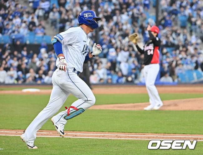 [OSEN=대구, 이석우 기자] 23일 대구삼성라이온즈파크에서 2026 신한 SOL KBO 리그 시범경기 삼성 라이온즈와 KIA 타이거즈의 경기가 열렸다. 홈팀 삼성은 양창섭이, 방문팀 KIA는 양현종이 선발 출전했다. 삼성 라이온즈 김영웅이 2회말 1사 우월 솔로 홈런을 치고 그라운드를 돌고 있다. 2026.03.23 / foto0307@osen.co.kr