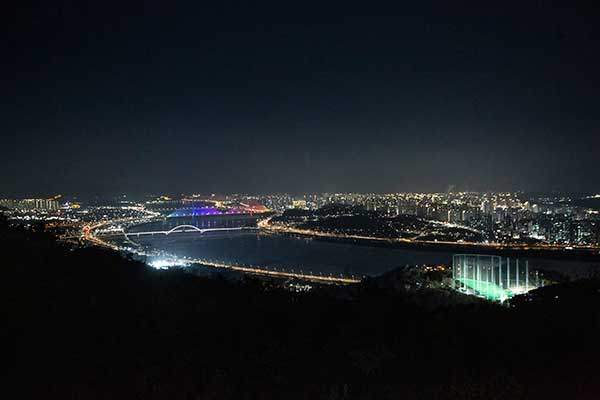 아차산1보루에서 내려다본 한강. 골프장과 구리암사대교, 고덕토평대교가 보인다.