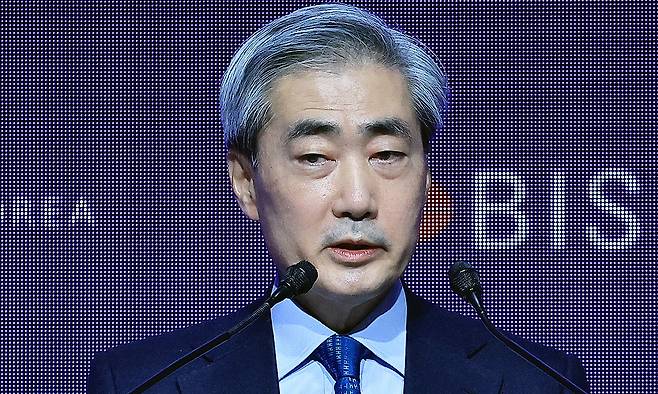 청와대는 22일 이재명 대통령이 한국은행 총재 후보자에 신현송 국제결제은행(BIS) 통화경제국장을 지명했다고 밝혔다. 사진은 2024년 12월 17일 신현송 국제결제은행(BIS) 조사국장 겸 경제자문이 한국은행에서 열린 'AI, 금융, 중앙은행 : 기회, 도전과제, 그리고 정책 대응'을 주제로 열린 국제 콘퍼런스에서 기조연설을 하는 모습. 뉴스1