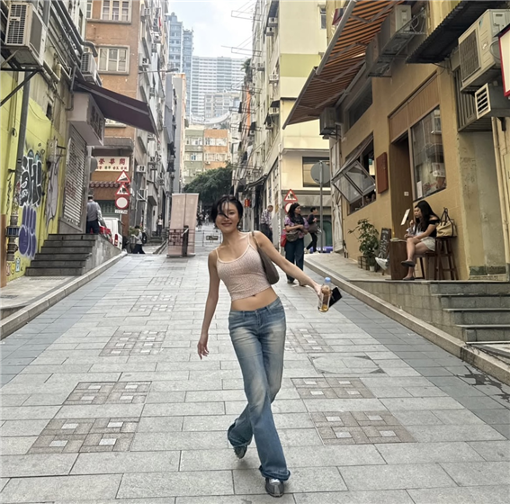 가수 화사가 홍콩에서 보낸 일상을 담은 근황을 전하며 자유로운 여행 분위기를 드러냈다. 자연스럽고 편안한 모습이 담긴 사진들은 팬들의 시선을 끌고 있다. 사진은 지난 22일 화사는 자신의 사회관계망서비스(SNS)에 올라온 사진 중 하나. 화사 사회관계망서비스(SNS)