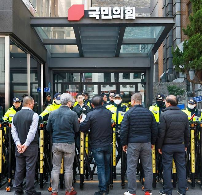 포항바로세우기실천운동본부는 23일 오전 국회 본청 계단 앞에서 포항시장 공천을 둘러싼 사전유출 의혹 및 공정성 훼손 문제를 규탄하는 삭발식을 거행한 가운데 국민의힘 중앙당사를 항의방문하고 있다.