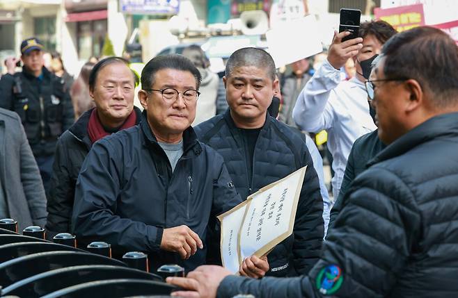 포항바로세우기실천운동본부는 23일 오전 국회 본청 계단 앞에서 포항시장 공천을 둘러싼 사전유출 의혹 및 공정성 훼손 문제를 규탄하는 삭발식을 거행한 가운데 국민의힘 중앙당사를 방문, 결의문을 제출하고 있다.