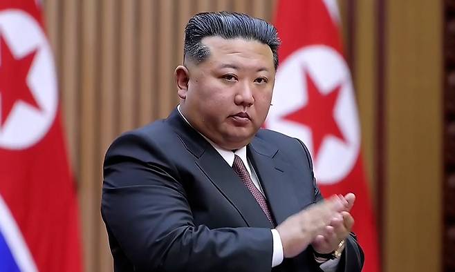 북한은 지난 22일 김정은 국무위원장이 참석한 가운데 평양에서 최고인민회의 제15기 1차 회의를 열고 김정은을 국무위원장으로 재추대했다고 조선중앙TV가 23일 보도했다. 조선중앙TV·연합뉴스
