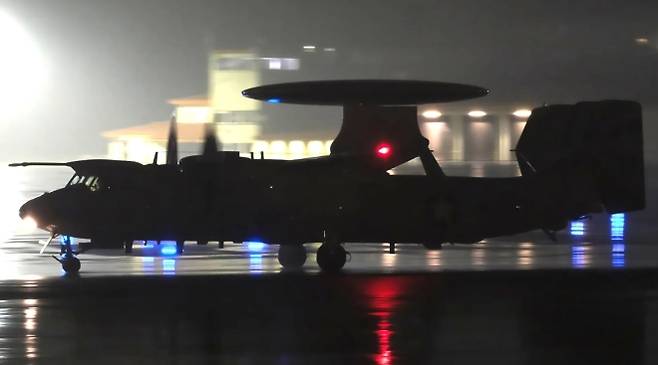 포르투갈령 아조레스 제도의 테르세이라 섬에 있는 라제스 기지에 미 해군의 E-2D 어드밴스드 호크아이 조기경보통제기가 서 있는 모습. 더워존 제공