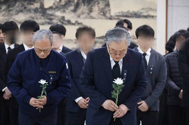 대전 화재 참사 합동분향소 찾은 안전공업 대표이사 - 대형 화재로 74명의 사상자가 발생한 대전 안전공업의 손주환 대표이사 등 임직원들이 22일 대전시청 1층 로비에 마련된 합동분향소를 찾아 희생자들을 추모하고 있다. 연합뉴스