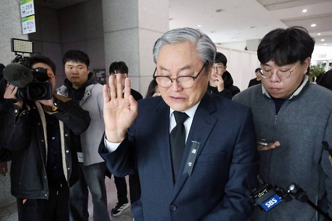 대형 화재로 74명의 사상자가 발생한 대전 안전공업의 손주환 대표이사가 22일 오전 대전시청 1층 로비에 마련된 합동분향소를 찾아 조문한 뒤 자리를 떠나고 있다. 2026.3.22