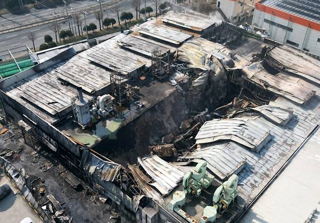 화재의 상처 - 74명의 사상자가 나온 대전 자동차 부품 제조 공장인 ‘안전공업’ 외관을 21일 오전 하늘에서 바라본 모습. 연합뉴스