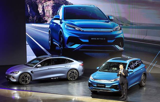 지난해 인천시 중구 상상플랫폼에서 열린 BYD 승용 브랜드 런칭 미디어 쇼케이스에서 조인철 BYD 코리아 승용부문 대표가 아토3(ATTO3)차량을 소개하고 있다. 뉴스1