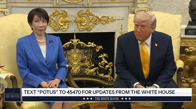 19일(현지 시간) 미국 워싱턴 백악관에서 열린 미일 정상회담에서 도널드 트럼프(왼쪽) 미국 대통령이 ‘이란 공격을 왜 동맹국에 알리지 않았나’ 하는 한 일본 기자 질문에 “진주만 공습은 왜 나한테 알리지 않았냐”고 받아치자 다카이치 사나에 일본 총리가 눈을 크게 뜨며 놀라고 있다. 출처: 백악관 홈페이지 영상 캡쳐