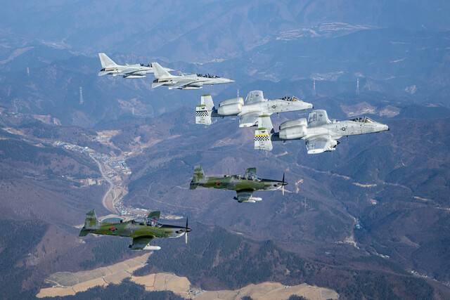 한미 공군 대대급 연합공중훈련인 ‘쌍매훈련’(Buddy Squadron)에 참가한 한미 항공기들이 지난 2025년 1월 훈련을 위해 공역으로 이동하고 있다. 왼쪽부터 한국 KA-1, 미국 A-10, 한국 FA-50 모습. 사진 제공=공군