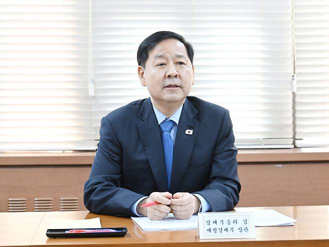 구윤철(사진) 부총리 겸 재정경제부 장관이 22일 서울 종로구 정부서울청사에서 중동상황에 따른 고유가 대응 관계장관 간담회 주재하고 있다. 사진 제공=재정경제부