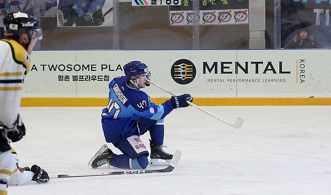 HL 안양의 신상훈이 22일 HL 안양 아이스링크에서 열린 닛코 아이스벅스와의 2025~2026 아시아리그 아이스하키 4강 플레이오프 3차전에서 골든골을 넣고 있다. 사진 제공=HL 안양