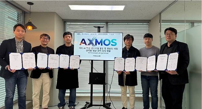 (왼쪽부터)이동훈 코드프레소 대표, 박희덕 트랜스링크인베스트먼트 대표, 한윤호 드림에이스 본부장, 원대로 윌트벤처빌더 대표, 정요천 브리 대표, 이병일 팝업스튜디오 대외협력 리드가 MoA 체결 후 기념촬영을 하고 있다. 사진 제공=엑스모스 컨소시엄