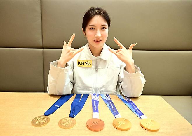 여자 쇼트트랙 국가대표 김길리가 서울 송파구 올림픽파크텔에서 2026 밀라노·코르티나담페초 동계올림픽과  몬트리올 세계선수권대회서 따낸 메달을 앞에 두고 특유의 세리머니를 보여주고 있다. 권욱 기자