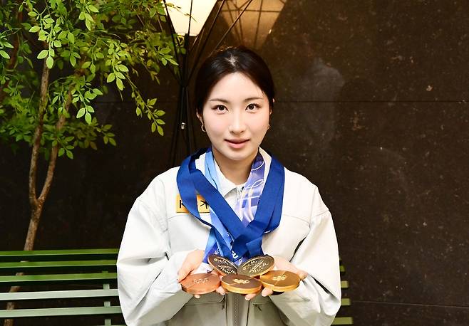 여자 쇼트트랙 국가대표 김길리가 서울 송파구 올림픽파크텔에서 2026 밀라노·코르티나담페초 동계올림픽과  몬트리올 세계선수권대회서 따낸 메달을 들어보이고 있다. 권욱 기자