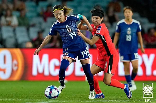 여자 축구대표팀 지소연(가운데)이 18일 호주 시드니의 스타디움 오스트레일리아에서 열린 2026 아시아축구연맹(AFC) 여자 아시안컵 준결승 일본과의 경기에서 상대 선수와 공을 두고 다툼을 벌이고 있다. 사진 제공=대한축구협회