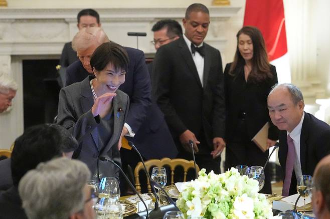 19일(현지 시간) 미국 워싱턴DC 백악관에서 열린 만찬 자리에서 도널드 트럼프 미국 대통령이 다카이치 사나에 일본 총리가 자리에 앉을 수 있도록 의자를 빼주고 있다. AP연합뉴스