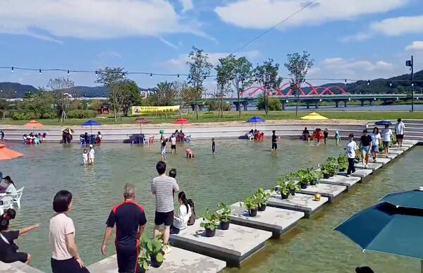 안동시 실개천에서 시민들이 휴식하고 있는 모습 ⓒ안동시 제공