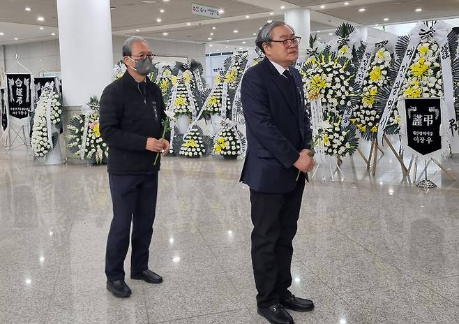 대형 화재로 74명의 사상자가 발생한 대전 안전공업의 손주환 대표이사(오른쪽)가 3월23일 대전시청에 마련된 희생자 합동분향소를 찾아 조문하고 있다. ⓒ 연합뉴스