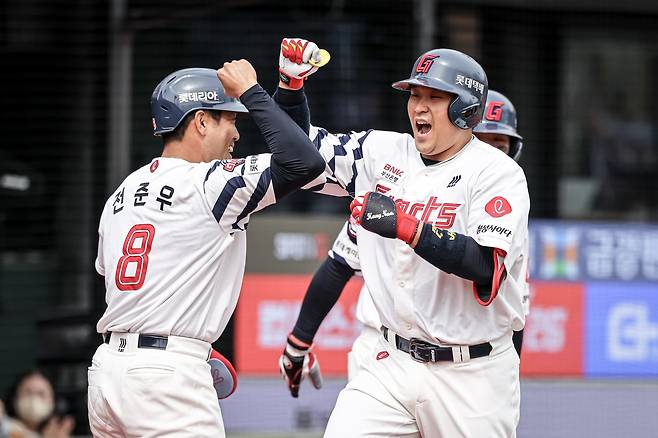 롯데 유강남(오른쪽)이 22일 부산 사직구장서 열린 ‘2026 신한 SOL 뱅크 KBO리그’ 한화와 시범경기에 6번타자 포수로 선발출전해 3회말 2사 1·2루 찬스서 3점홈런을 터트린 뒤 팀 동료 전준우와 함께 환호하고 있다. 유강남의 멀티포를 앞세운 롯데가 한화를 10-6으로 꺾었다. 사진제공｜롯데 자이언츠