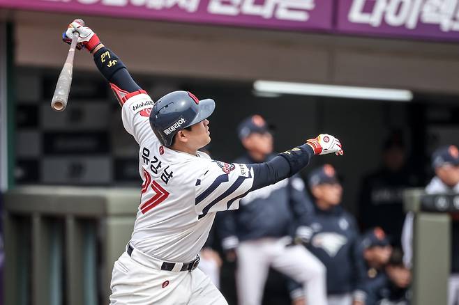 롯데 유강남이 22일 부산 사직구장서 열린 ‘2026 신한 SOL 뱅크 KBO리그’ 한화와 시범경기에 6번타자 포수로 선발출전해 3회말 2사 1·2루 찬스서 3점홈런을 터트리고 있다. 사진제공｜롯데 자이언츠