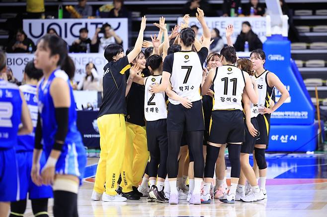 KB스타즈의 정규리그 우승 매직넘버는 ‘2’다. 23일 신한은행전서 승리하고, 하나은행이 25일 우리은행전서 패하면 우승이 확정된다. 사진제공｜WKBL