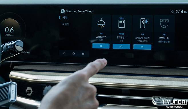 차량의 인포테인먼트 시스템을 통해 카투홈 서비스를 이용하는 모습. 사진제공|현대차