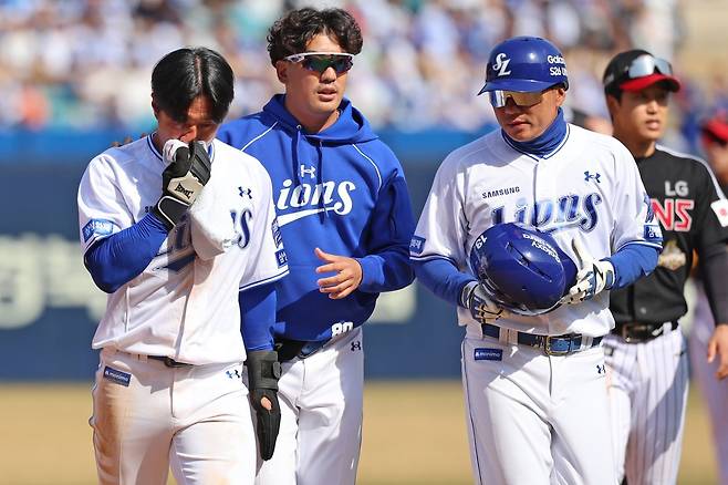 삼성 이성규(왼쪽 첫 번째)는 22일 LG전서 견제구에 맞아 코뼈가 골절됐다. 4월 초 훈련을 재개할 계획이다. 사진제공｜삼성 라이온즈