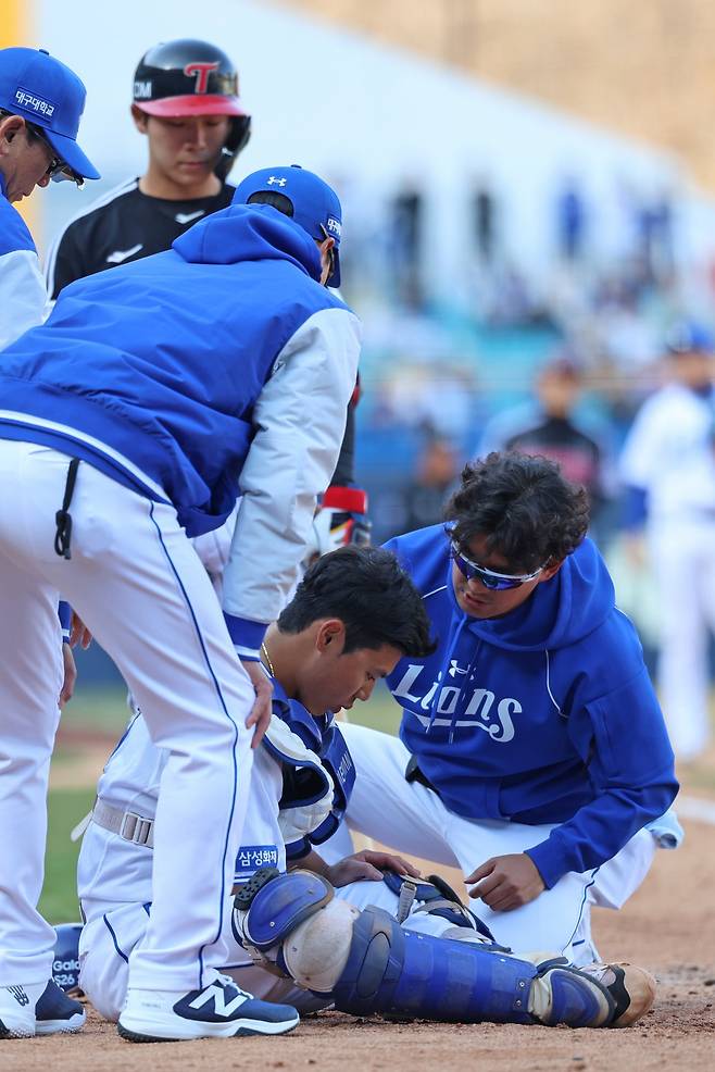 삼성 박진우(가운데)는 22일 LG전서 파울 타구에 맞아 오른쪽 쇄골이 부러졌다. 회복까지 6개월이 걸려 올 시즌 복귀하기 어려울 전망이다. 사진제공｜삼성 라이온즈