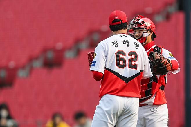 KIA 정해영(62번)은 2026시즌 개막을 앞두고 투구 페이스를 조절하고 있다. 그는 삼성과 시범경기 마지막 2연전에 등판할 계획이다. 사진제공|KIA 타이거즈