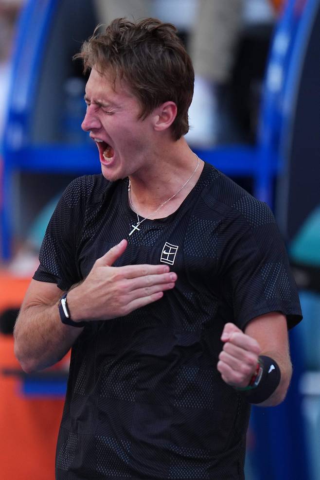 서배스천 코르다가 23일 미국 플로리다주 마이애미에서 열린 마이애미오픈 단식 3회전에서 카를로스 알카라스를 꺾은 뒤 포효하고 있다. 마이애미 | AFP연합뉴스