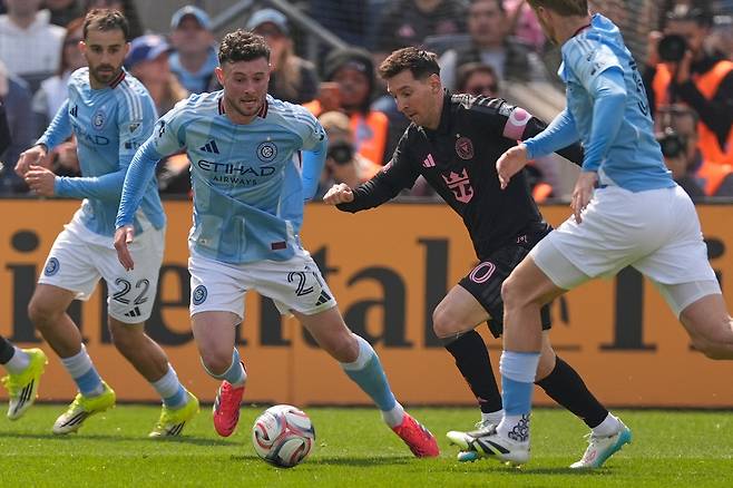 인터 마이애미 리오넬 메시가 23일 뉴욕시티전에서 상대 수비들 틈에서 드리블 돌파하고 있다. AP연합뉴스