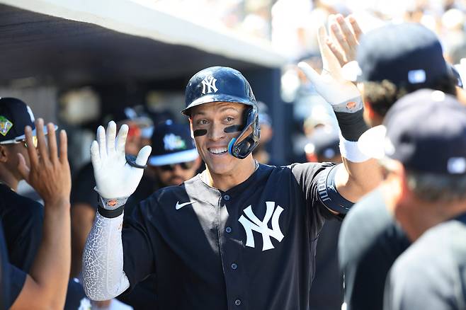 애런 저지가 23일 미국 플로리다주 탬파의 조지 M. 스타인브레너필드에서 열린 필라델피아 필리스와 2026 메이저리그 시범경기에서 5회말 솔로홈런을 친 뒤 동료들과 하이파이브하고 있다.    탬파 | Imagn Images연합뉴스