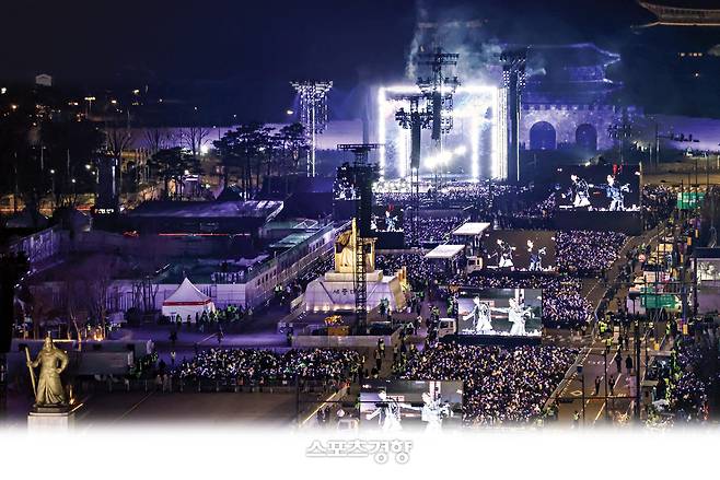 그룹 방탄소년단(BTS)이 21일 서울 광화문 광장에서 정규 5집 ‘아리랑’(ARIRANG) 발매를 기념해 무료 공연 ‘BTS 컴백 라이브아리랑’을 펼치고 있다. 사진공동취재단