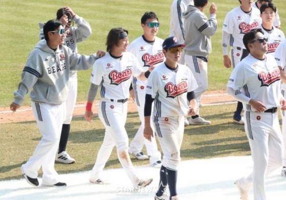 2026 신한 SOL Bank KBO리그 시범경기 두산 베어스 대 KIA 타이거즈 경기가 22일 서울 잠실야구장에서 열렸다.  박찬호를 비롯한 두산 선수들이 경기 종료 후 팬들에 인사하고 있다. /사진=김진경 대기자