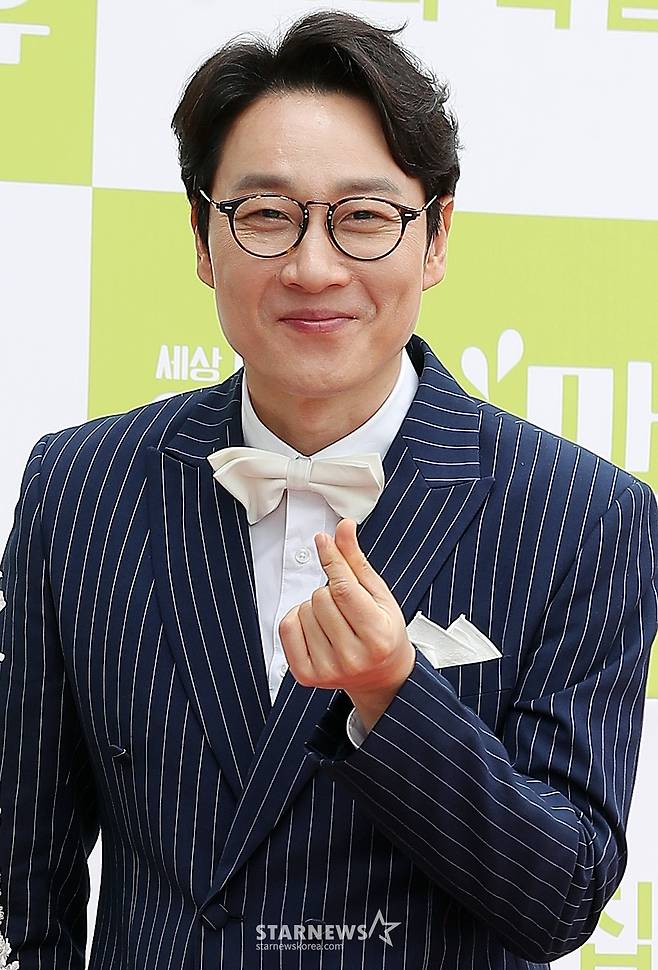 개그맨 이휘재가 21일 오전 인천광역시 영종도 파라다이스시티 스튜디오파라다이스에서 진행된 TV조선 예능 '아내의 맛' 100회 특집 포토 행사에 참석해 포즈를 취하고 있다.