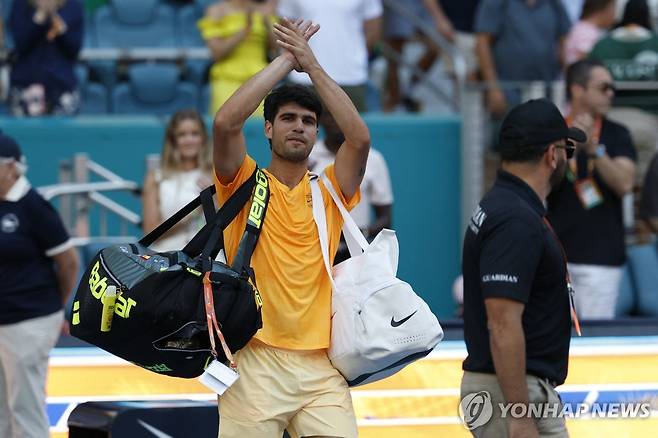 탈락 후 코트를 떠나는 알카라스 [로이터=연합뉴스] Mandatory Credit: Geoff Burke-Imagn Images