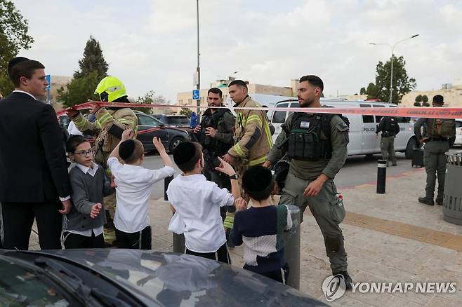 이란 미사일 피해 지역 주변에 출입 금지선을 설정한 이스라엘 군인들 [로이터 연합뉴스 자료사진]