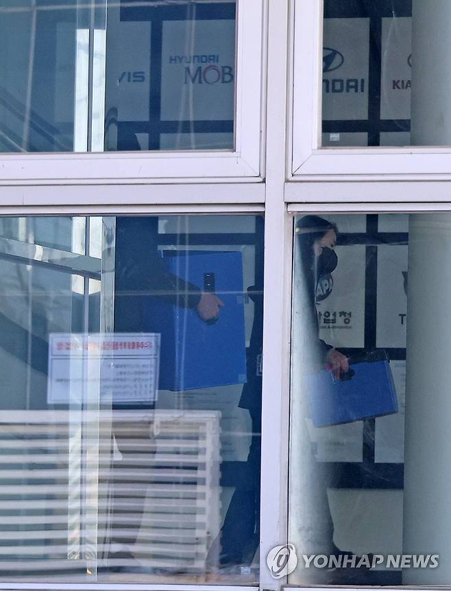 압수수색 시작하는 노동청 (대전=연합뉴스) 김준범 기자 = 23일 오전 대전지방고용노동청 관계자들이 대전 대덕구 안전공업 본사를 압수수색 하기 위해 들어가고 있다. 2026.3.23 psykims@yna.co.kr