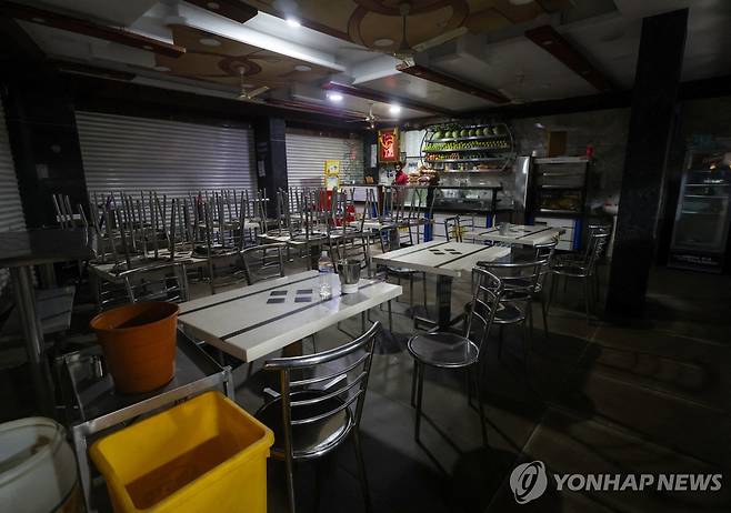 LPG 공급 부족으로 문 닫은 인도 벵갈루루 음식점 [로이터 연합뉴스 자료사진. 재판매 및 DB 금지]